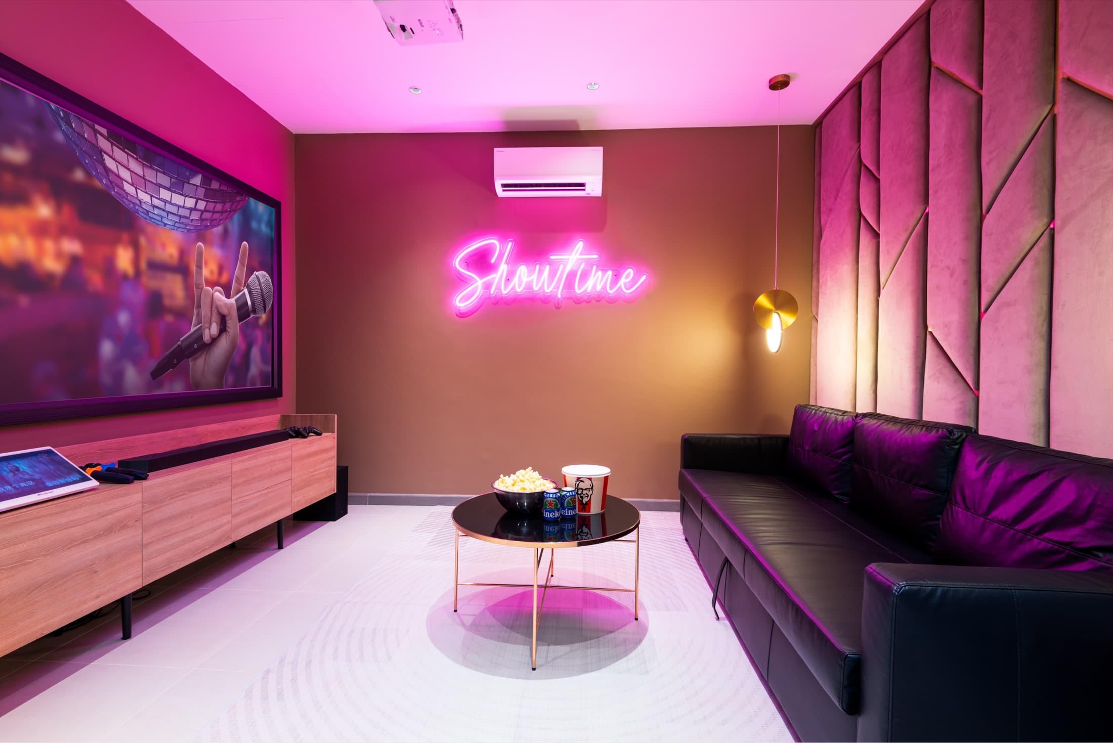 A 100-inch screen, professional sound, six languages.